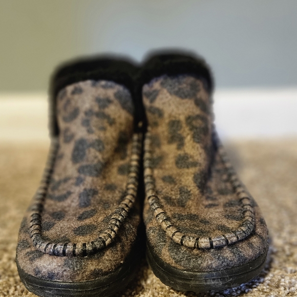 Hey Dude Leopard Print Women's Loafers - Picture 3 of 3